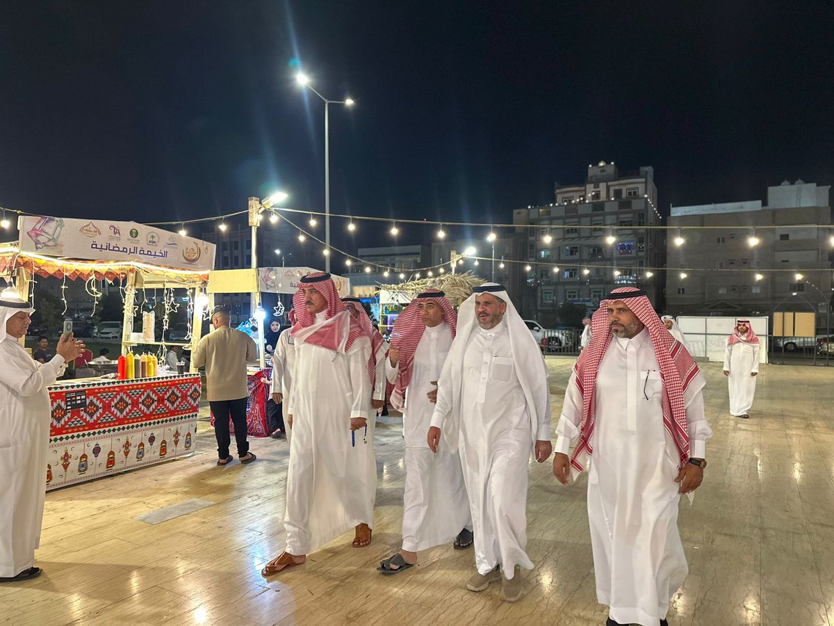 محافظ #القنفذة أ. محمد بن عبدالعزيز القباع يزور الخيمة الرمضانية في الحديقة العامة برفقة رئيس بلدية المحافظة أ. فايز الشهري.
 التي تقيمها جمعية التنمية الاجتماعية بالمحافظة بالشراكة مع بلدية القنفذة 
وتضم عددًا من الأسر المنتجة والأنشطة والفعاليات