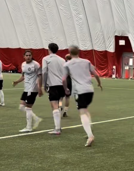 Kalian tahu Dani Rojas, karakter serial Ted Lasso? Nah, Cristo Fernandez sang pemeran Rojas diberitakan menjalani trial di tim USL Championship, El Paso Locomotive.

Bukan pertama kalinya, beberapa minggu lalu dia tanding bareng Chicago Fire II.

Beneran futbol is life ini mah.