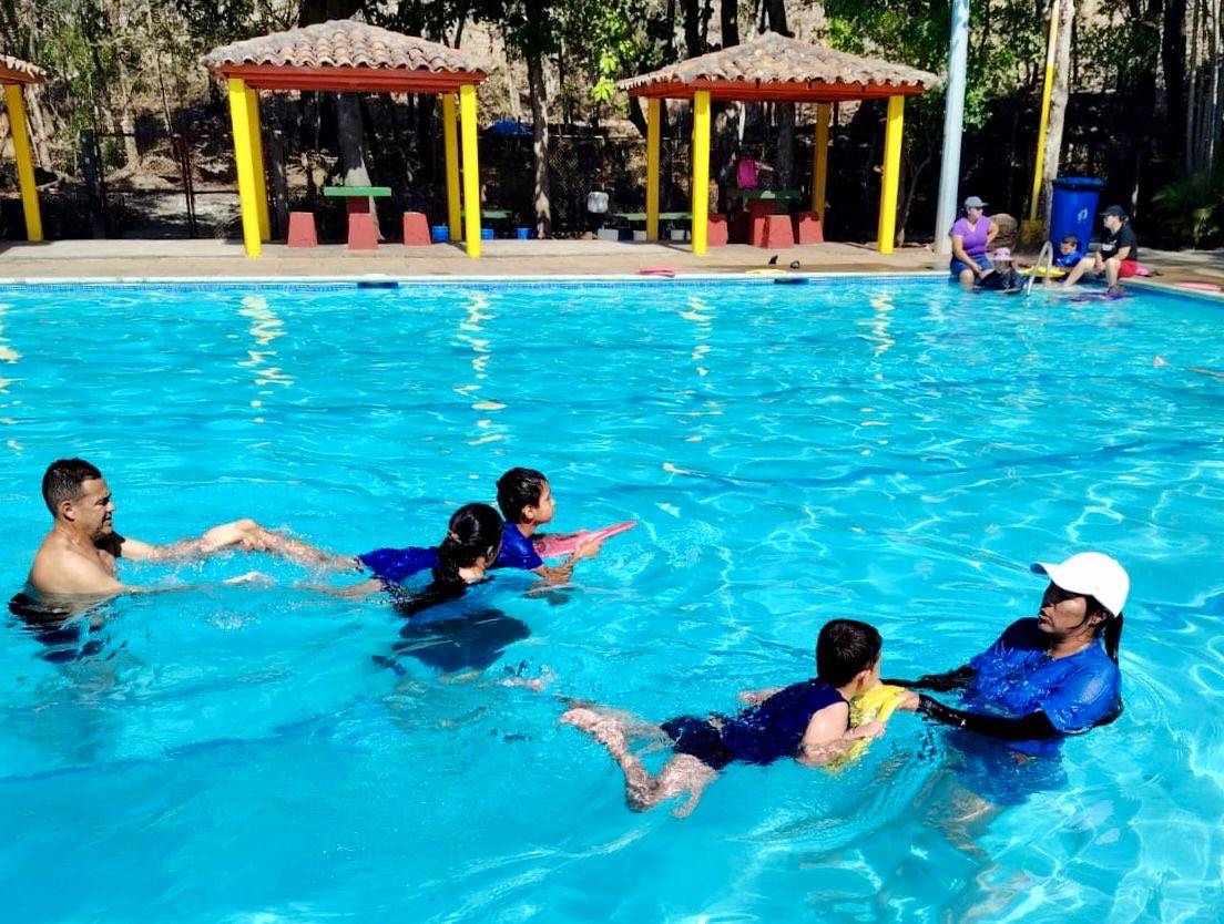 indeselsalvador's tweet photo. #PROADI | Nuestra Oficina Departamental de Chalatenango desarrolló una sesión de natación en el turicentro Agua Fría, junto a más de 20 estudiantes de la Escuela de Educación Especial.
La actividad forma parte del trabajo que impulsa la institución a través del Programa de Academias Deportivas Inclusivas (PROADI).
#ConstruyendoElCamino