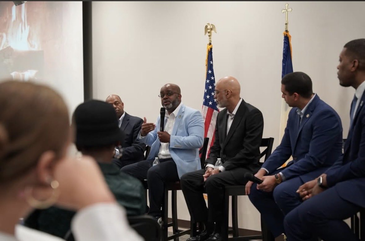 Pierce4NCHouse's tweet photo. Supporting NC Supreme Court Senior Associate Justice @Anita_Earls Saturday before joining @NCDemParty Chair @abreezeclayton , Senate District 11 candidate @jdgailliard , @pittmanfornc &amp; @LeoForDurham for Sunday’s Building Bridges Fireside Chat. #ncdemocrats #ncpol #buildblue https://t.co/A1FxCKSOiv