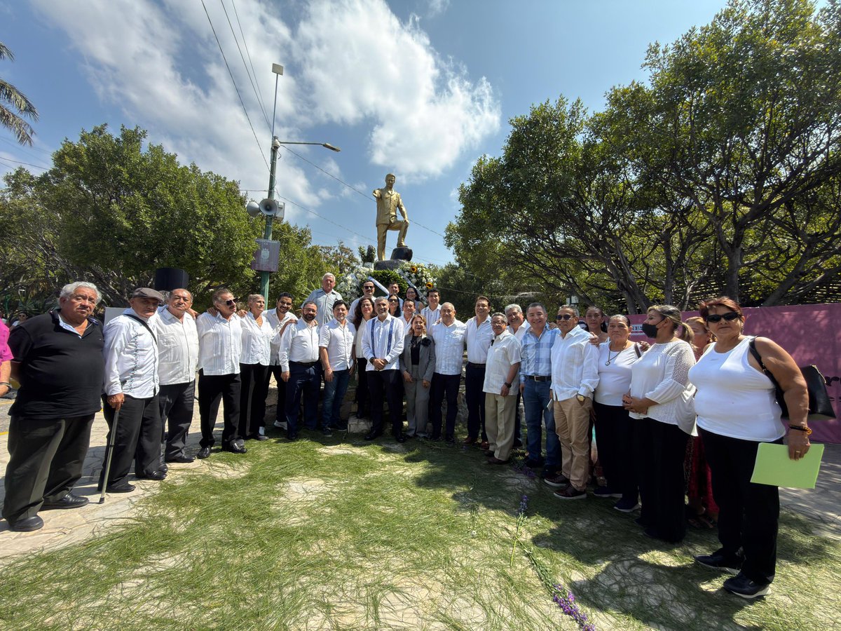 Juansabinesg's tweet photo. Hoy, en el 39° Aniversario Luctuoso de mi papá, Don Juan Sabines Gutiérrez, se volvió a confirmar que la memoria del pueblo no se borra.

En Caña Hueca, uno de los parques que él impulsó en Tuxtla, amistades entrañables, gente del pueblo, la escuela UNESCO y el H. Ayuntamiento honraron su legado. Hoy recordamos también a otros dos grandes chiapanecos de su generación, Don Pancho Núñez "El Gitano" y el poeta Enoch Cancino, quienes fallecieron en la misma fecha.

Agradezco profundamente Presidente Municipal Angel Torres Culebro por honrarnos con su presencia, por presidir el acto con respeto institucional y por su generoso mensaje.

Gracias también a los amigos de siempre, porque este fue, sobre todo, un homenaje a la amistad que trasciende el tiempo.

No hace mucho, un alcalde intentó impedir que la gente le llevara flores, como si colocar baños sobre su tumba pudiera sustituir la historia. No lo logró.
La memoria no se esconde.
La memoria no se demuele.
La memoria se honra.

Gracias nuevamente al H. Ayuntamiento.

Mi hermano Julio habló en nombre de la familia para agradecer su invaluable presencia.

A 39 años, su nombre y su memoria siguen de pie.