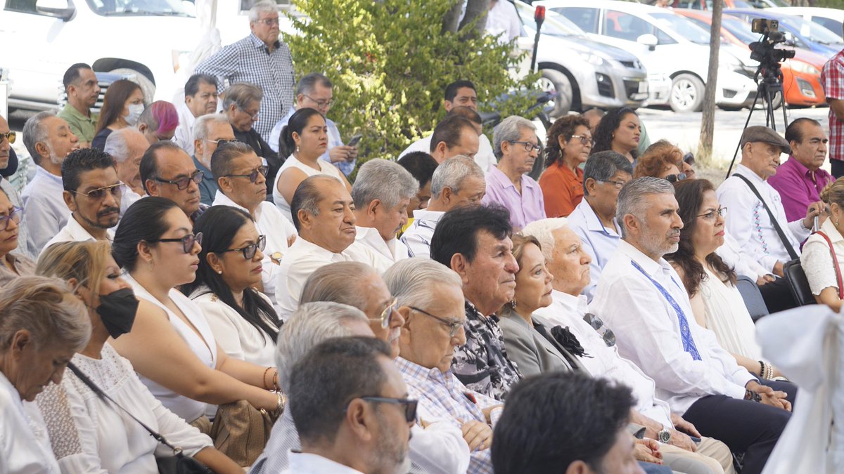 Juansabinesg's tweet photo. Hoy, en el 39° Aniversario Luctuoso de mi papá, Don Juan Sabines Gutiérrez, se volvió a confirmar que la memoria del pueblo no se borra.

En Caña Hueca, uno de los parques que él impulsó en Tuxtla, amistades entrañables, gente del pueblo, la escuela UNESCO y el H. Ayuntamiento honraron su legado. Hoy recordamos también a otros dos grandes chiapanecos de su generación, Don Pancho Núñez "El Gitano" y el poeta Enoch Cancino, quienes fallecieron en la misma fecha.

Agradezco profundamente Presidente Municipal Angel Torres Culebro por honrarnos con su presencia, por presidir el acto con respeto institucional y por su generoso mensaje.

Gracias también a los amigos de siempre, porque este fue, sobre todo, un homenaje a la amistad que trasciende el tiempo.

No hace mucho, un alcalde intentó impedir que la gente le llevara flores, como si colocar baños sobre su tumba pudiera sustituir la historia. No lo logró.
La memoria no se esconde.
La memoria no se demuele.
La memoria se honra.

Gracias nuevamente al H. Ayuntamiento.

Mi hermano Julio habló en nombre de la familia para agradecer su invaluable presencia.

A 39 años, su nombre y su memoria siguen de pie.