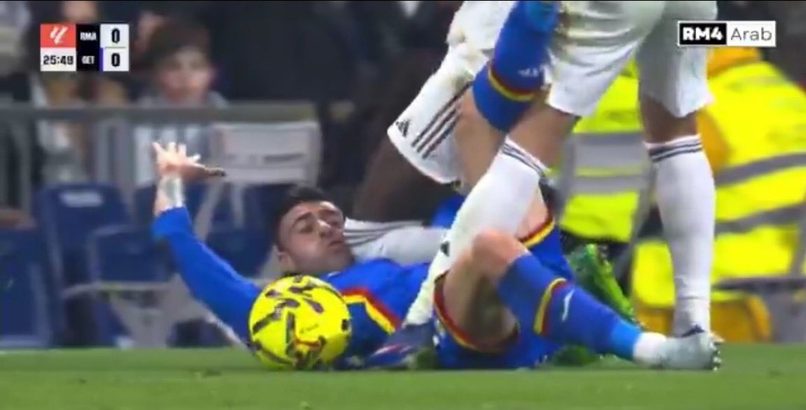 ¡YA LO TENGO! Rico es RACISTA.
Por eso le ha pegado con la cara a Rudiger en la rodilla.