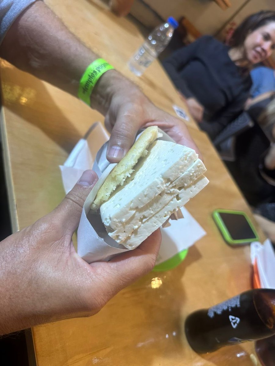 AnaSRomero's tweet photo. Mi mamá me mando esta foto de una arepa en ccs. https://t.co/jmEflFsr7P