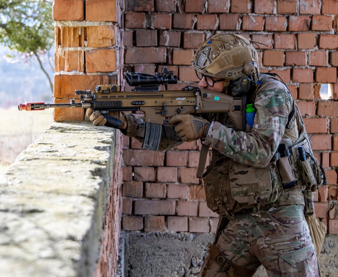 🇧🇪 Members of the Infantry Battalion "Chasseurs Ardennais" and the 23rd Medical Battalion during urban combat training as part of their deployment to Romania.