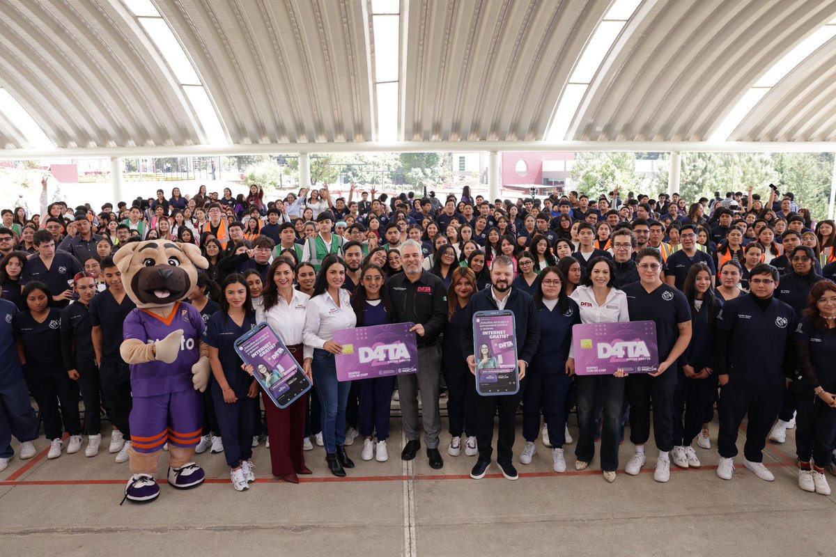 ARBedolla's tweet photo. Escuchar a nuestra juventud es la clave para gobernar. Hoy en la Universidad Politécnica de Uruapan, compartimos los alcances de #DataDatosGratis. Estamos derribando las barreras digitales para que cada estudiante cuente con internet gratuito y pueda enfocarse en lo más importante: su futuro. ¡Cuentan con nosotros!