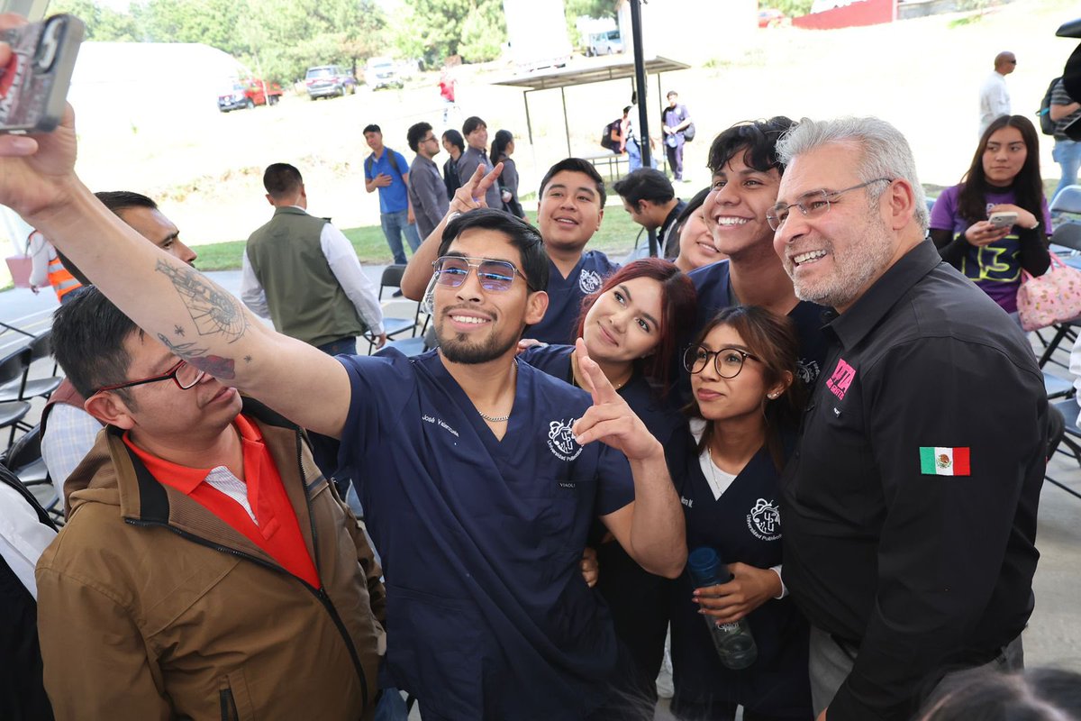 ARBedolla's tweet photo. Escuchar a nuestra juventud es la clave para gobernar. Hoy en la Universidad Politécnica de Uruapan, compartimos los alcances de #DataDatosGratis. Estamos derribando las barreras digitales para que cada estudiante cuente con internet gratuito y pueda enfocarse en lo más importante: su futuro. ¡Cuentan con nosotros!