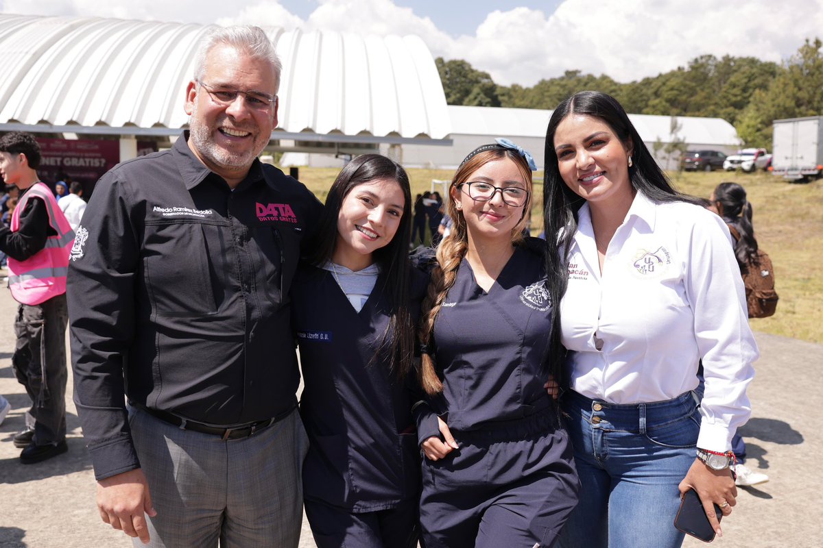 ARBedolla's tweet photo. Escuchar a nuestra juventud es la clave para gobernar. Hoy en la Universidad Politécnica de Uruapan, compartimos los alcances de #DataDatosGratis. Estamos derribando las barreras digitales para que cada estudiante cuente con internet gratuito y pueda enfocarse en lo más importante: su futuro. ¡Cuentan con nosotros!