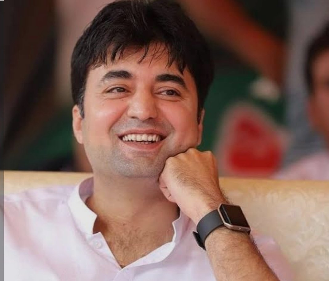 "دذد نیم شب کا رقیب"

"مصنف: مراد سعید"

تاریخ گواہ ہے کہ قوموں کی تقدیر ہمیشہ دن کی روشنی میں نہیں لکھی جاتی؛ اکثر فیصلے نیم شب کے سناٹے میں، پسِ پردہ قوتوں کے ہاتھوں انجام پاتے ہیں۔ ایسے وقت میں جب خاموشی کو حکمت اور خوف کو مصلحت کا نام دیا جاتا ہے، کوئی ایک آواز اُبھرتی ہے جو