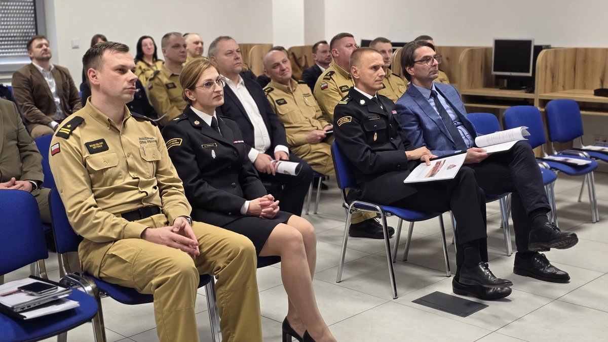 kwpspkrakow's tweet photo. 👨‍🚒 02.03.2026 r. odbyła się narada roczna strażaków powiatu wielickiego. W spotkaniu uczestniczył st. bryg. Przemysław Przęczek, który podziękował strażakom #PSP i druhom #OSP za zaangażowanie, profesjonalizm i codzienną gotowość do niesienia pomocy. 👏

@AwPrzeczek 
@KGPSP https://t.co/7PYVkr9UR7