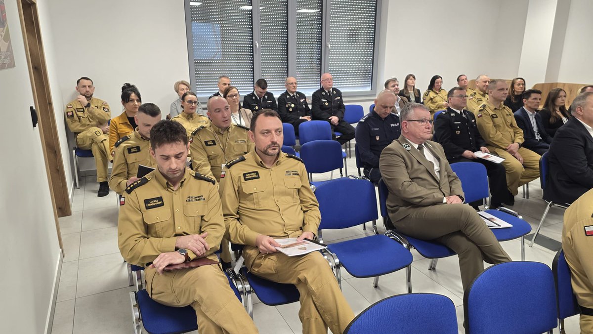 kwpspkrakow's tweet photo. 👨‍🚒 02.03.2026 r. odbyła się narada roczna strażaków powiatu wielickiego. W spotkaniu uczestniczył st. bryg. Przemysław Przęczek, który podziękował strażakom #PSP i druhom #OSP za zaangażowanie, profesjonalizm i codzienną gotowość do niesienia pomocy. 👏

@AwPrzeczek 
@KGPSP https://t.co/7PYVkr9UR7
