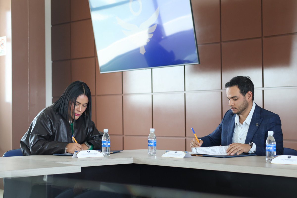 ✨ La directora general, Virginia G. Melgarejo, firmó convenio con <a href="/SistemaCEUNI/">Sistema CEUNI</a> Puebla para fortalecer la vinculación académica y ampliar oportunidades de servicio social y prácticas profesionales 📚🤝.

#PorAmorAPuebla #PensarEnGrande #CECYTEPuebla #HazloEnGrande