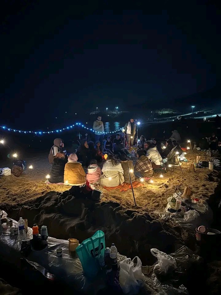 ظاهرة الإفطار الجماعي في الشواطئ ظاهرة غريبة على عاداتنا وتقاليدنا الجزائرية المحافظة والمحترمة
هذا انتهاك صارخ لحرمة رمضان واختلاط فاحش يوجب عقاب الله وغضبه
فاتقوا الله ياعباد الله قبل أن يحل عليكم عذاب من ربكم وغضب، وما يجري من أحداث ساخنة في الخليج خير ما يمكننا أن نعتبر به