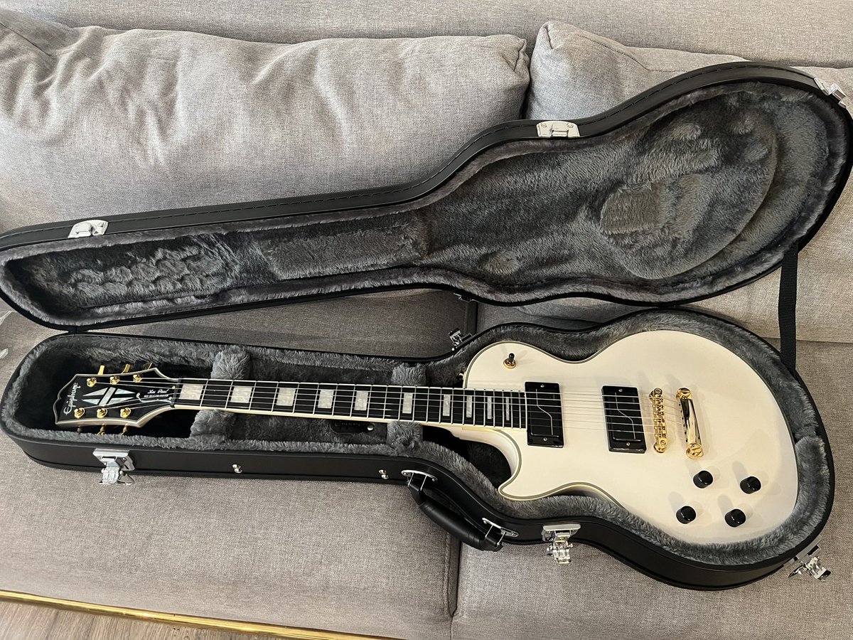 ⚡️Alone, As a God ⚡️ tweet media