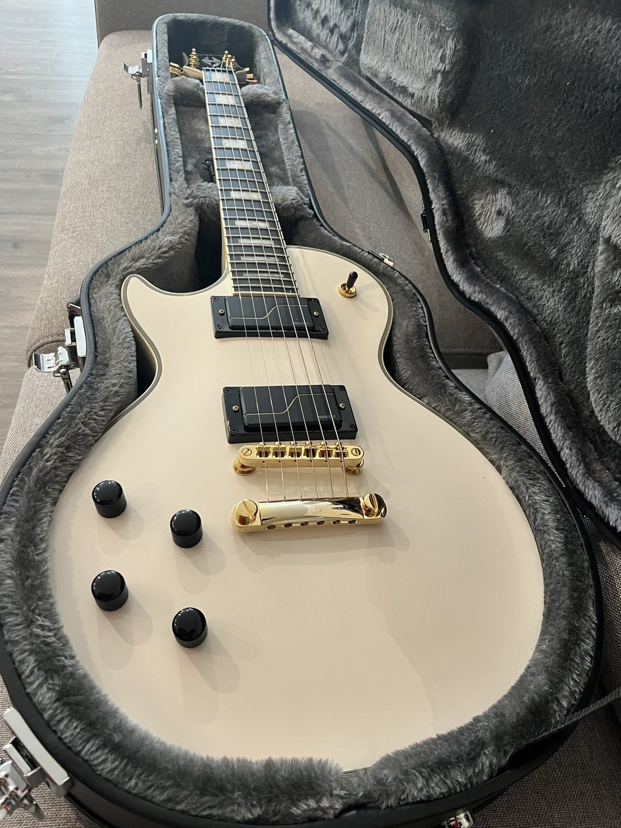 ⚡️Alone, As a God ⚡️ tweet media