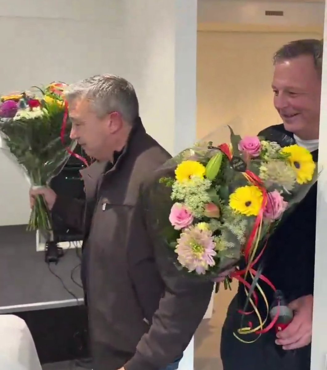 frwatcherwatch's tweet photo. Bloemen van Van Persie, @Mkrabby schrijft ondertussen over zijn invloed op aanstelling TD. Het is alsof je een hond koekjes geeft en hij vervolgens de hele keuken kritisch beoordeelt.  #vipro #Feyenoord https://t.co/C6JlFx5Y8O