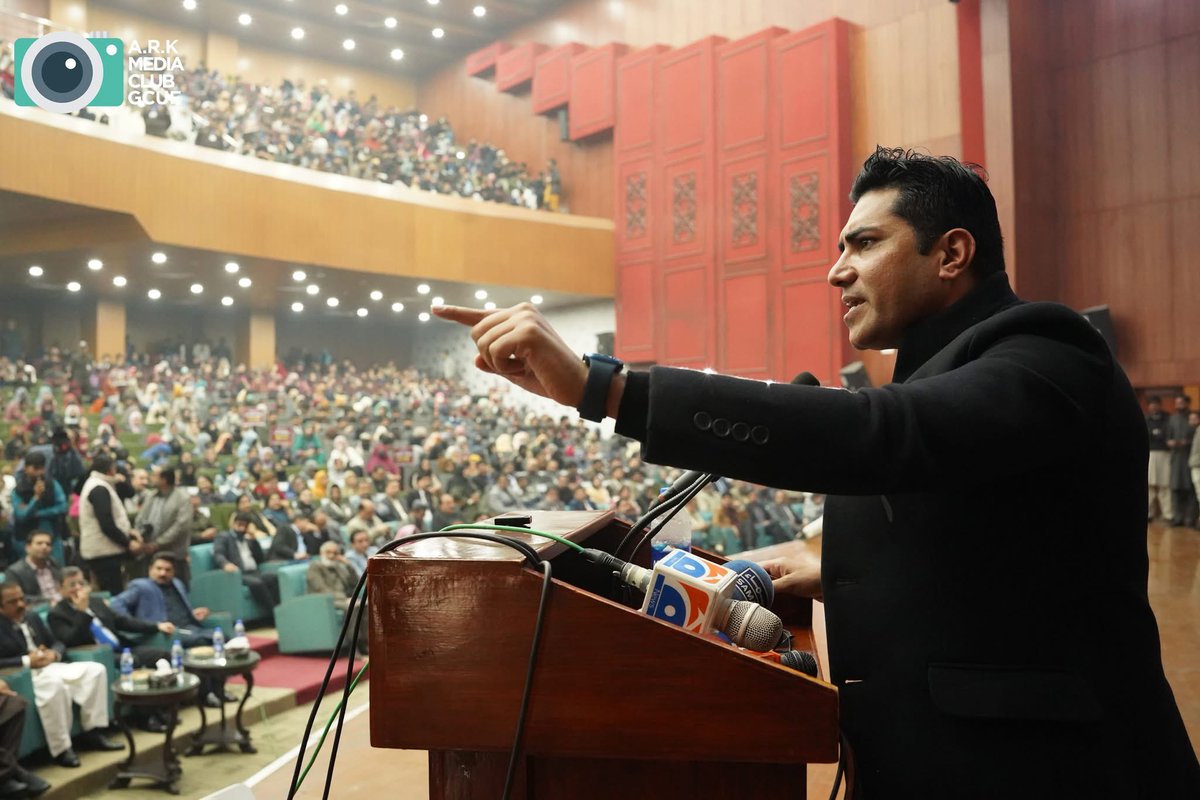 Reexwaan's tweet photo. Pakistan's youth make up 64% of our population. The PM Youth Programme is investing in 4 key areas: Employment, Education, Environment &amp; Engagement. 🇵🇰
@ranamashhood @PMsYouthProgram 
#PMYouthProgramme #PakistanYouth #YouthEmpowerment #YouthRevolution #Pakistan #SDGs https://t.co/f0Ok7tH8Ek