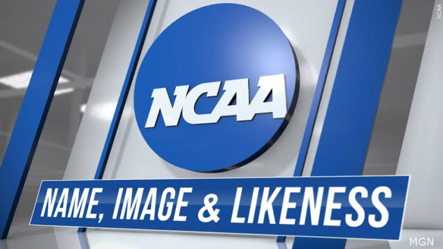 WagerWire's tweet photo. NIL money is creating a problem: “street agents.”

Middlemen are inserting themselves into deals and taking 20–30% cuts.

One survey found 18% had NIL help in high school and most of them paid a cut (~20%).

In TX, ~70% of coaches say they don’t trust these agents’ intentions. https://t.co/GvFUngnqdY