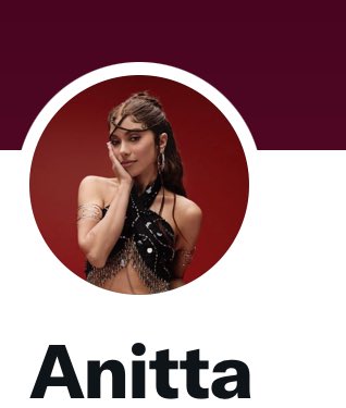 jullanitta's tweet photo. É muito ruim quando a própria artista não vai na mesma vibe da equipe, as redes sociais dela estão tudo seguindo um tom e com fotos novas da ERA, ela simplesmente tira a do insta e volta com uma foto do carnaval só pq ela gostou (??) pq n segui uma coisa só? Já começou a bagunça https://t.co/dyD39haeZ5