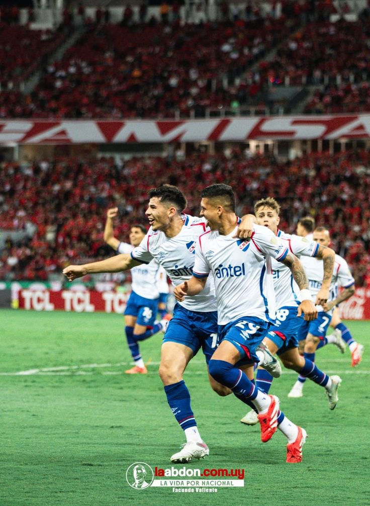 laabdon's tweet photo. "NACIONAL QUEDA EN MI CORAZÓN" 🔵⚪🔴 🇫🇷

Se nos va un baluarte. Julián Millán se despide de Nacional con la frente en alto y palabras que nos llegan a todos:

"Nacional queda en mi corazón, fue un año especial y muy positivo. Conseguimos títulos y me he dado a conocer en Sudamérica. Siempre seguiré al club".

Apenas un año le alcanzó para entender lo que es jugar en el más grande. Se bancó la zaga con una jerarquía tremenda, metió como un hincha más y fue pieza clave para ganar el Uruguayo. 🏆

Llegó como un desconocido y se va con el cariño inmenso de una hinchada que no olvida a los que dejan todo en la cancha. ¡El Gran Parque Central siempre va a ser tu casa, colombiano! 🏟️✨

Gracias por todo y éxitos en lo que venga💪🏽💪🏽

#Nacional #LaAbdón #GraciasJulián #Bolso
