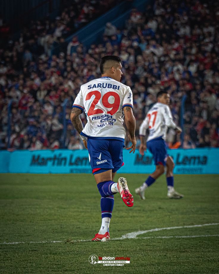 laabdon's tweet photo. "NACIONAL QUEDA EN MI CORAZÓN" 🔵⚪🔴 🇫🇷

Se nos va un baluarte. Julián Millán se despide de Nacional con la frente en alto y palabras que nos llegan a todos:

"Nacional queda en mi corazón, fue un año especial y muy positivo. Conseguimos títulos y me he dado a conocer en Sudamérica. Siempre seguiré al club".

Apenas un año le alcanzó para entender lo que es jugar en el más grande. Se bancó la zaga con una jerarquía tremenda, metió como un hincha más y fue pieza clave para ganar el Uruguayo. 🏆

Llegó como un desconocido y se va con el cariño inmenso de una hinchada que no olvida a los que dejan todo en la cancha. ¡El Gran Parque Central siempre va a ser tu casa, colombiano! 🏟️✨

Gracias por todo y éxitos en lo que venga💪🏽💪🏽

#Nacional #LaAbdón #GraciasJulián #Bolso