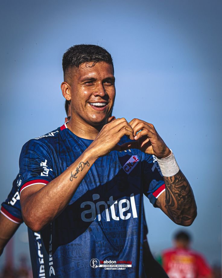 laabdon's tweet photo. "NACIONAL QUEDA EN MI CORAZÓN" 🔵⚪🔴 🇫🇷

Se nos va un baluarte. Julián Millán se despide de Nacional con la frente en alto y palabras que nos llegan a todos:

"Nacional queda en mi corazón, fue un año especial y muy positivo. Conseguimos títulos y me he dado a conocer en Sudamérica. Siempre seguiré al club".

Apenas un año le alcanzó para entender lo que es jugar en el más grande. Se bancó la zaga con una jerarquía tremenda, metió como un hincha más y fue pieza clave para ganar el Uruguayo. 🏆

Llegó como un desconocido y se va con el cariño inmenso de una hinchada que no olvida a los que dejan todo en la cancha. ¡El Gran Parque Central siempre va a ser tu casa, colombiano! 🏟️✨

Gracias por todo y éxitos en lo que venga💪🏽💪🏽

#Nacional #LaAbdón #GraciasJulián #Bolso