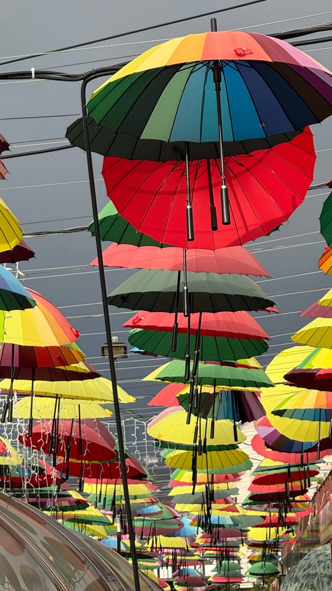 Так же, как висят друг за другом эти разноцветные зонтики, так и в жизни каждый новый день и новый шаг - это путь к следующему, к будущему. И только делая шаг к своей мечте здесь и сейчас и продолжая в дальнейшем эта мечта обязательно будет становиться чуточку ближе ☺️