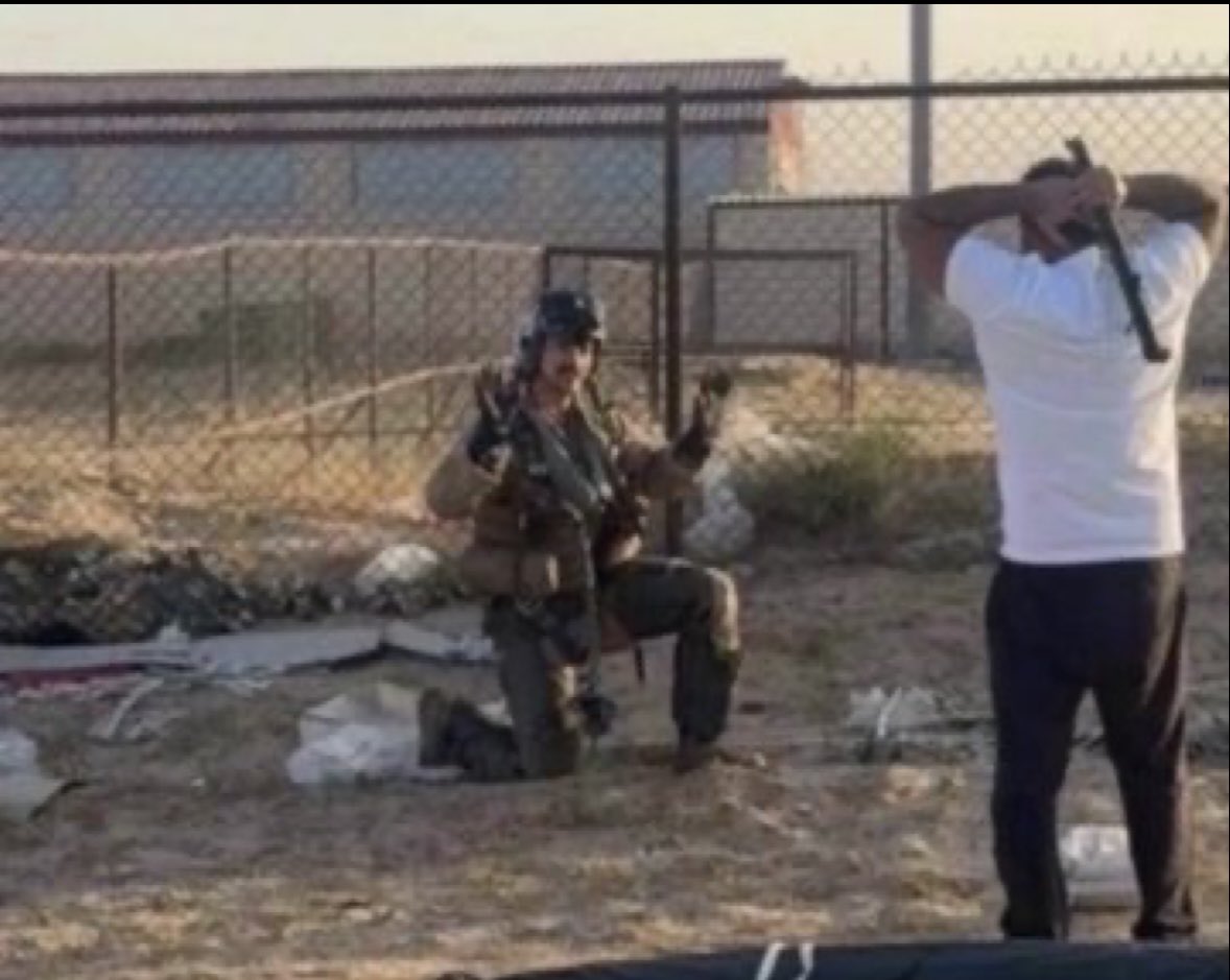 _l2m0's tweet photo. الكويتي دون الارض اللي تشيله ما استخار
جيته بـ رشاش  ما تفرق معه جاك بـ عصا 

شامخاً     ما كنه  الا   شايل   بْـ يمناه   نـار
و الله انك ما تطوّل معه لو جاك بـ حصى 🇰🇼 https://t.co/XkfzRHcWTv