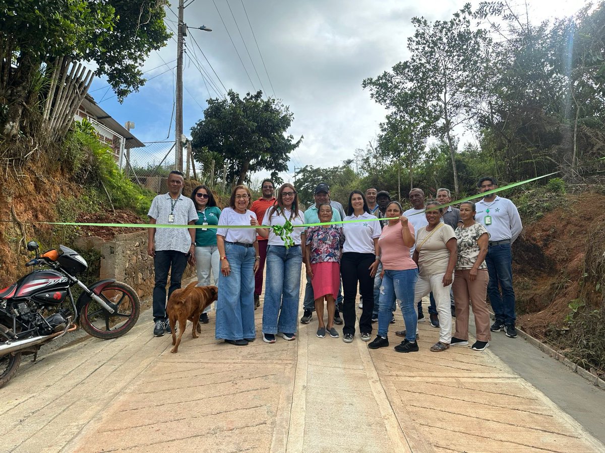 SENA_RValle's tweet photo. Campesinos del sector Puente Palo y vía Las Guacas, en La Cumbre, entregaron con orgullo 50 m. de placa huella a su comunidad, como resultado del curso Construcción de pavimento con placa huella para vías terciarias del Centro de Biotecnología Industrial.
#CampeSENA #FullPopular https://t.co/T7aPDok6V0