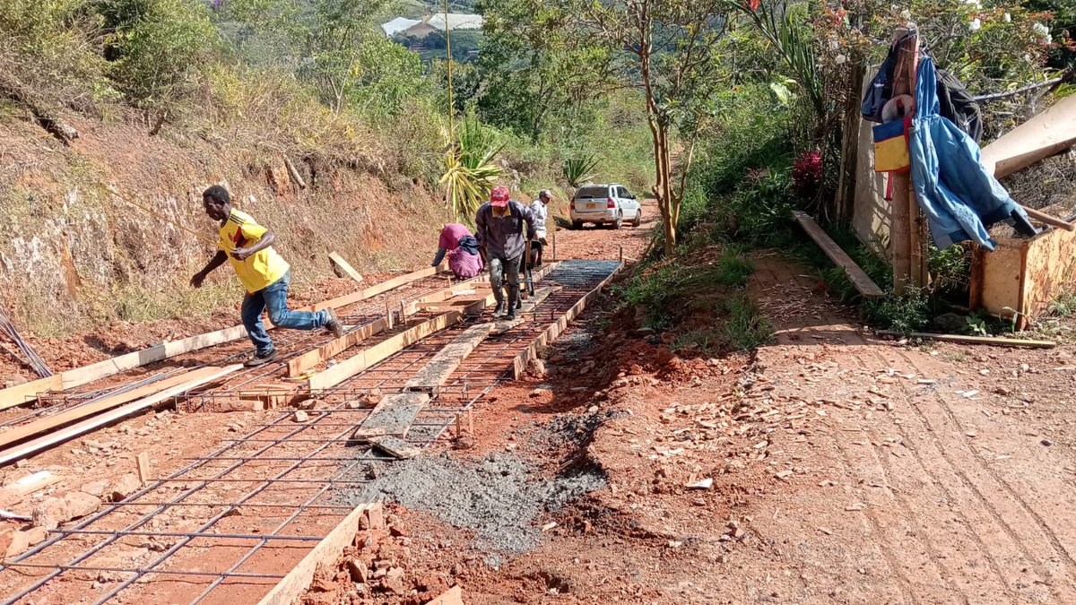 SENA_RValle's tweet photo. Campesinos del sector Puente Palo y vía Las Guacas, en La Cumbre, entregaron con orgullo 50 m. de placa huella a su comunidad, como resultado del curso Construcción de pavimento con placa huella para vías terciarias del Centro de Biotecnología Industrial.
#CampeSENA #FullPopular https://t.co/T7aPDok6V0
