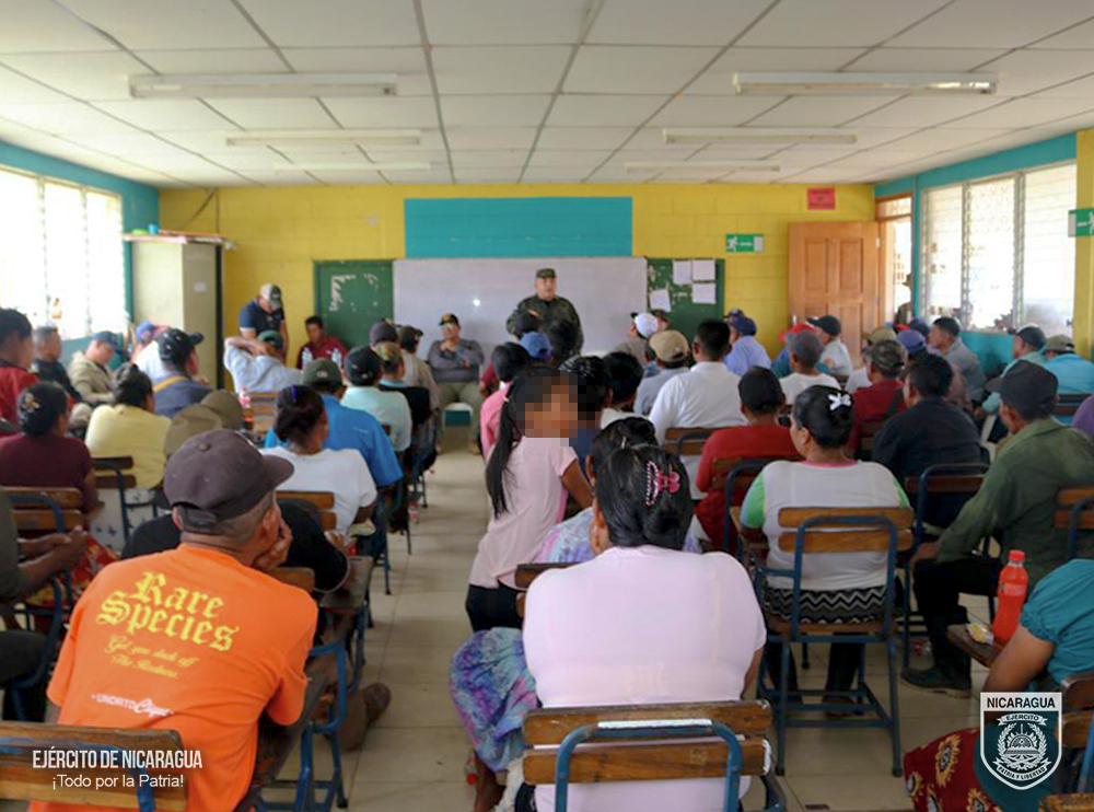 EjercitoNic's tweet photo. #NOTAINFORMATIVA | A través del Jefe del Batallón Ecológico #BOSAWAS, se participó en reunión con el Pdte. de la Nación Mayangna, el Gobierno Territorial Indígena Mayangna Sauni As y 850 comunitarios indígenas, en la comunidad de Musawas, municipio de #Bonanza. #TodoPorLaPatria https://t.co/isIeM410QG