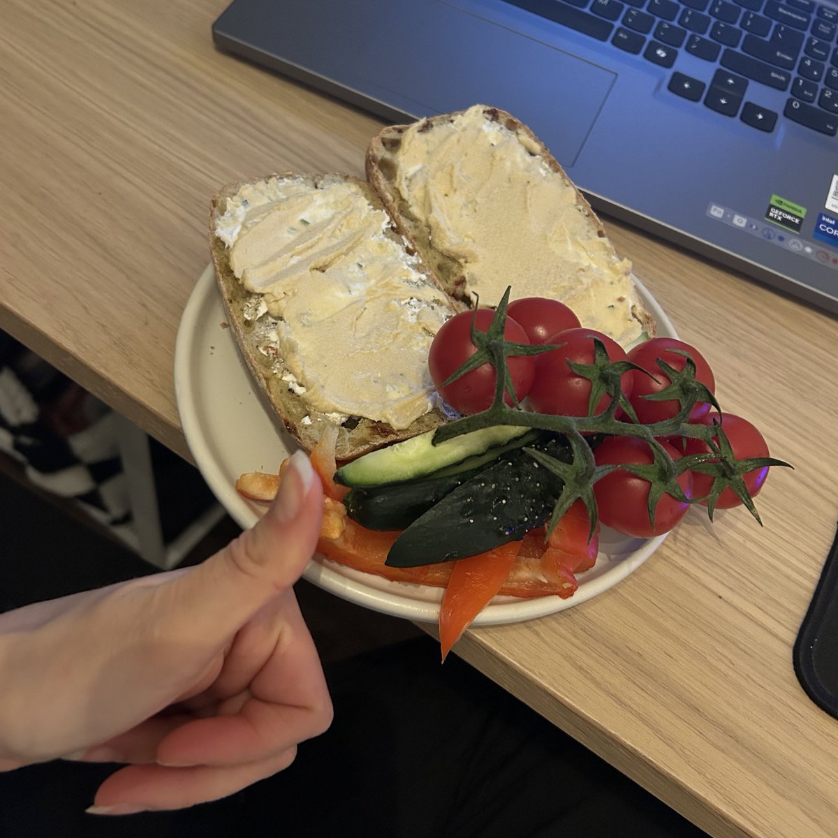 nerunoris's tweet photo. dzisiejsza kolacja na szybko
wege serek śmietankowy z humusem i kopa warzyw🙂‍↕️💅 https://t.co/UbLs0nvHGB