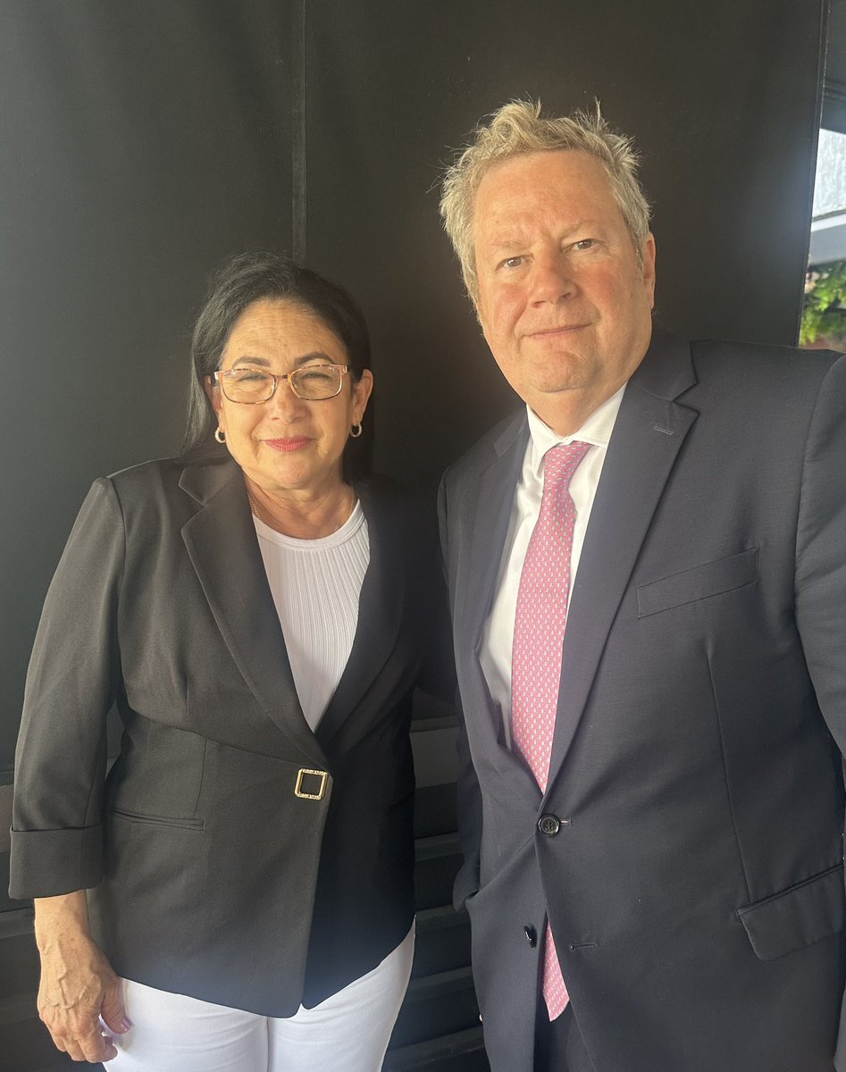 Nuestro Jefe de Misión Mike Hammer se reunió en Miami con Leticia Ramos, una Dama de Blanco, que el régimen no permite regresar a Cuba.  Es inexplicable!