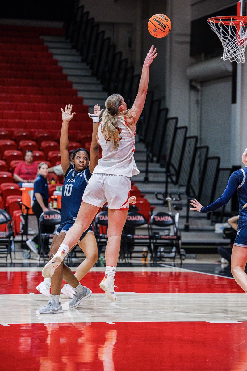 UTampaWBB's tweet photo. Ryan Franklin took over. SSC Player of the Week. 🏆

#TampaWBB🏀 #StandAsOne🛡️ https://t.co/s1lRtB5hxO