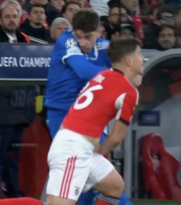Has_RMrbdaclub's tweet photo. Punch to the face and got NOTHING  
Knee to the face and got NOTHING  

They play different rules.  

The Israel of football. https://t.co/j7wSvRYSwE