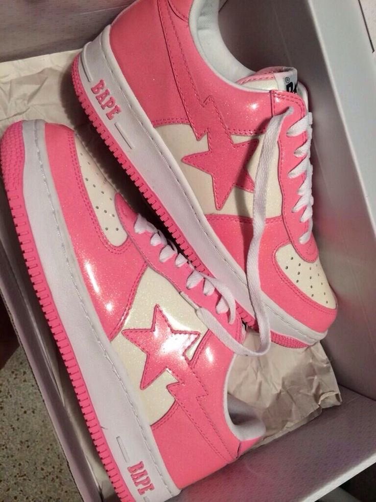 grailedpolice's tweet photo. Pink Glitter Bapesta https://t.co/tQJXTqESkV
