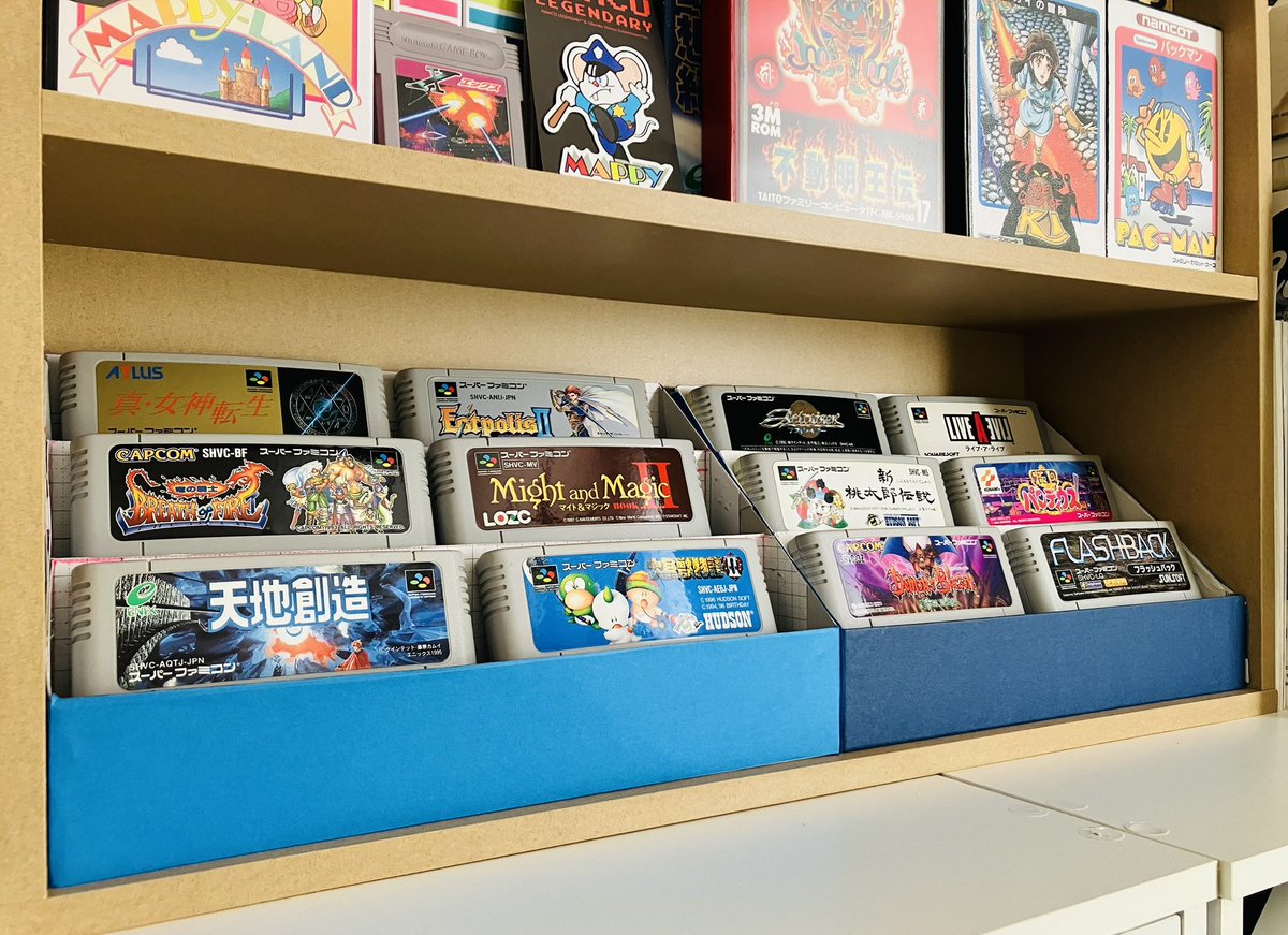 d15hnNPlmZO8VPD's tweet image. ＃SFC

🌀スーパーファミコンの裸ソフト

微妙なサイズ感ゆえに、既製品に『展示に適したgoods』がないので、ダイソーの工作用紙と色紙で自作したところ、手持ちの本棚に『シンデレラフィット』して、いい感じになりました😊

カセットの色が『グレー統一』なので『ラベル』だけ「見える化」しました👀