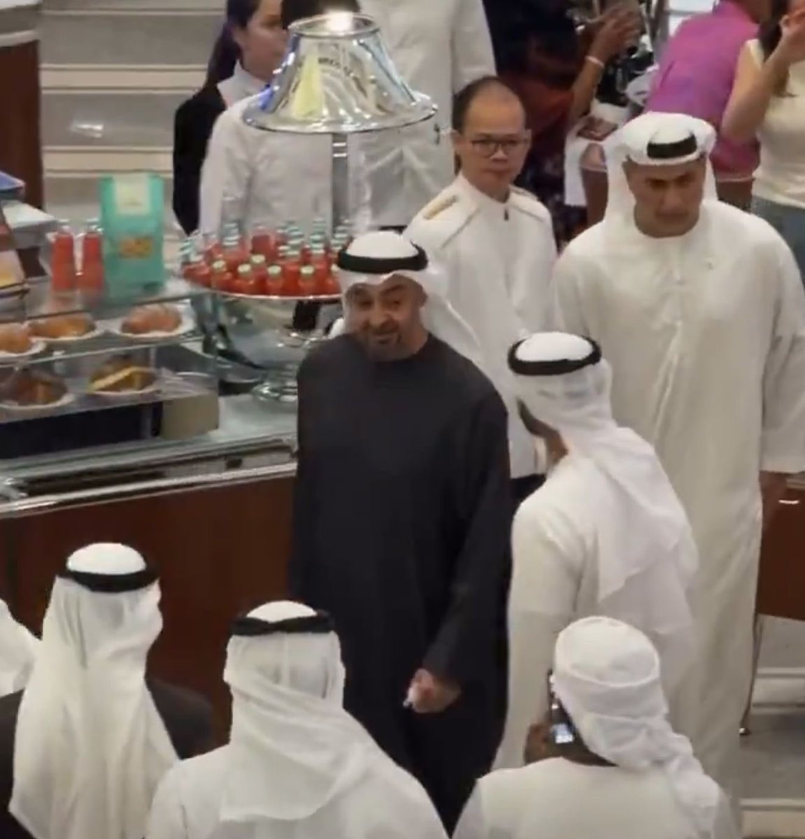 في مشهد يعكس استقرار الأوضاع..

رئيس دولة #الإمارات الشيخ محمد بن زايد يتجول في "دبي مول" .

-