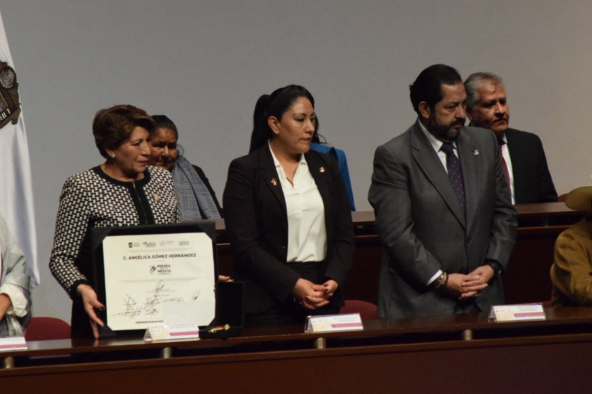 Acompañé a la Gobernadora, Mtra. <a href="/delfinagomeza/">Delfina Gómez A.</a>, en la Entrega de la #PreseaEstadoDeMéxico, realizada en #Texcoco, un acto que cobra aún más sentido en el 202 aniversario de nuestra entidad.