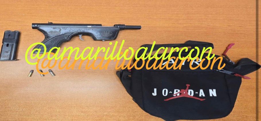 amarilloalarcon's tweet photo. #Feminicidio
Aarón Flores N., 25 años asesinó a su madre, escapa y es detenido frente al
#EstadioAzteca
**Subió a un autobús en Topilejo -donde cometió el #Feminicidio- y con seguimiento virtua del #C2Sur y #C5,
#Policias lo detuvieron al bajar del #Transporte https://t.co/l8VVHmzJCo