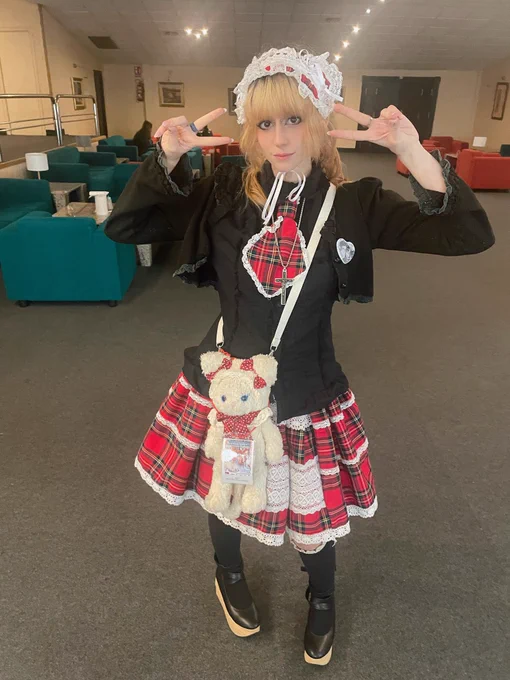 estuve de visitante este finde en la y me lo pasé increíble!!! me compré algo casi en todos los puestos de artistas y me encantó el ambiente, los cosplayers y la amabilidad de la gente torre pacheco ES clave…