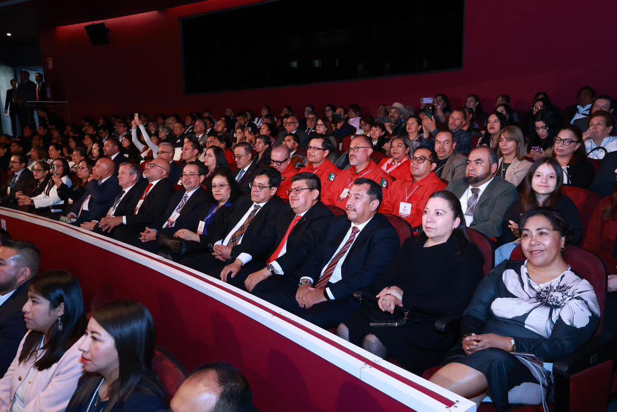 PJEdomex's tweet photo. El Magistrado Presidente, Héctor Macedo García, asistió a la entrega de la Presea Estado de México 2025, acto conmemorativo del 202 aniversario de la entidad realizado en la Sala Elisa Carrillo del Centro Cultural Mexiquense, en #Texcoco.

La jornada estuvo encabezada por la Gobernadora Delfina Gómez Álvarez y se distinguió la trayectoria de personas que impactan positivamente a la sociedad mexiquense.

De esta manera, el Tribunal Superior de Justicia del Estado de México refrenda su compromiso con las causas que promueven la identidad, desarrollo y cohesión comunitaria.

A este acto asistieron también integrantes del Tribunal de Disciplina Judicial, encabezados por su titular Maricela Reyes Hernández y del Órgano de Administración Judicial, que preside el Magistrado Fernando Díaz Juárez, magistradas y magistrados.

#JusticiaCercana
#PJEMCercano