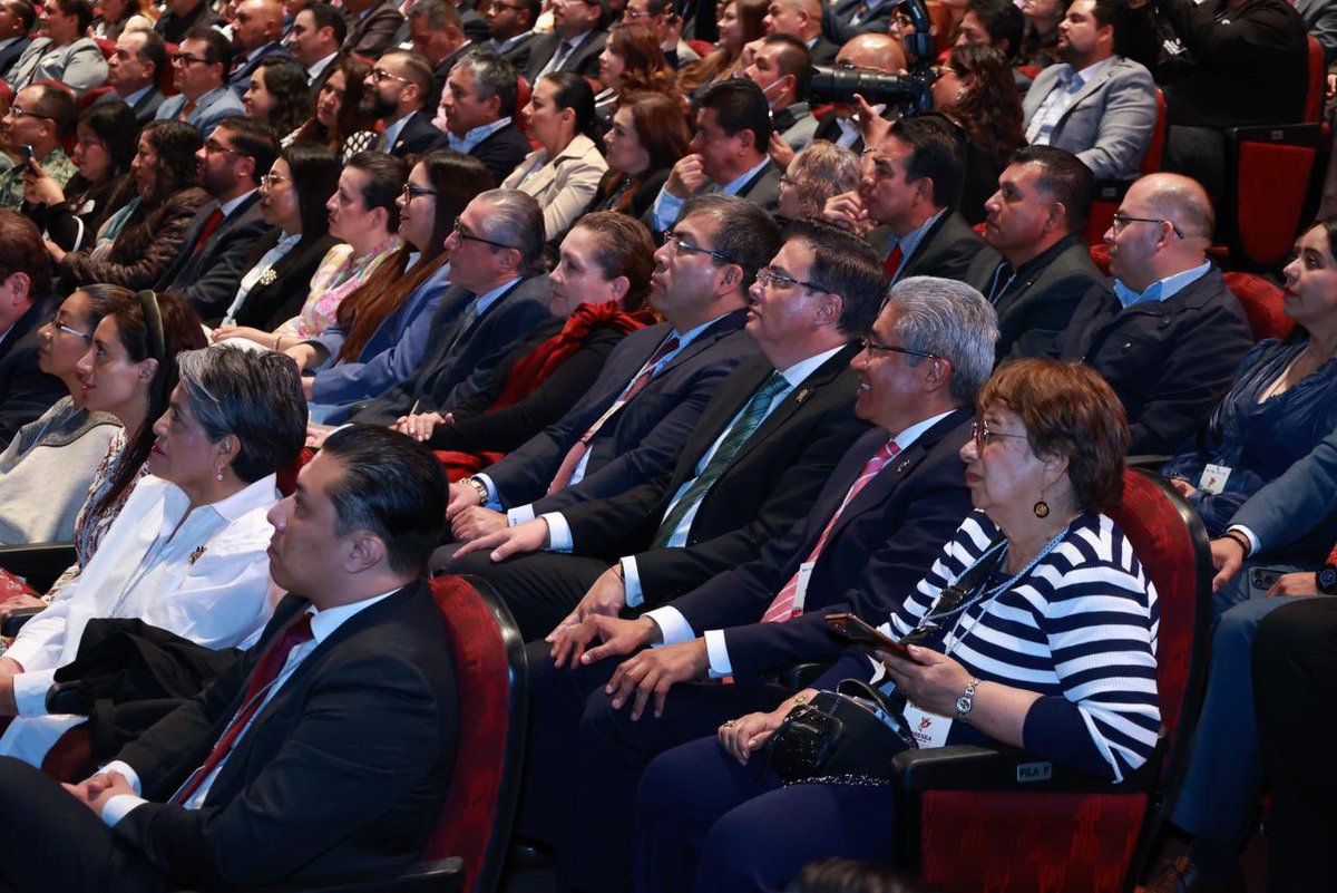 PJEdomex's tweet photo. El Magistrado Presidente, Héctor Macedo García, asistió a la entrega de la Presea Estado de México 2025, acto conmemorativo del 202 aniversario de la entidad realizado en la Sala Elisa Carrillo del Centro Cultural Mexiquense, en #Texcoco.

La jornada estuvo encabezada por la Gobernadora Delfina Gómez Álvarez y se distinguió la trayectoria de personas que impactan positivamente a la sociedad mexiquense.

De esta manera, el Tribunal Superior de Justicia del Estado de México refrenda su compromiso con las causas que promueven la identidad, desarrollo y cohesión comunitaria.

A este acto asistieron también integrantes del Tribunal de Disciplina Judicial, encabezados por su titular Maricela Reyes Hernández y del Órgano de Administración Judicial, que preside el Magistrado Fernando Díaz Juárez, magistradas y magistrados.

#JusticiaCercana
#PJEMCercano
