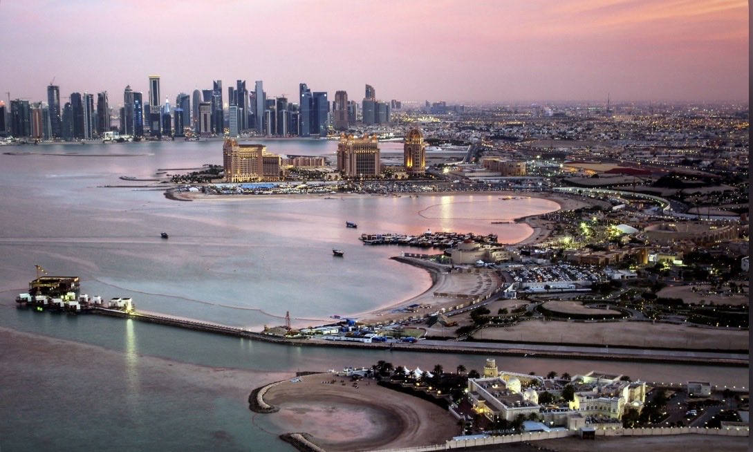 يا مضياف القلوب اللي مهاجِرها عليك يْعود ،
على سنّة محمد سنّتك، ودْيانته دينك 

نباتك صلْف، وأحتد السما يِمطر من البارود
جعل ربّ السما يِضفي على رملك؛ بساتينك

حرارك كل ما مرّ السما جوَلٍ يبارِيْ النود ؛
قفْوَه، وفضّوا أجموعه، وحاموا بينه وبينك

تغشّاك المسا، والفجر ميعاد العيون