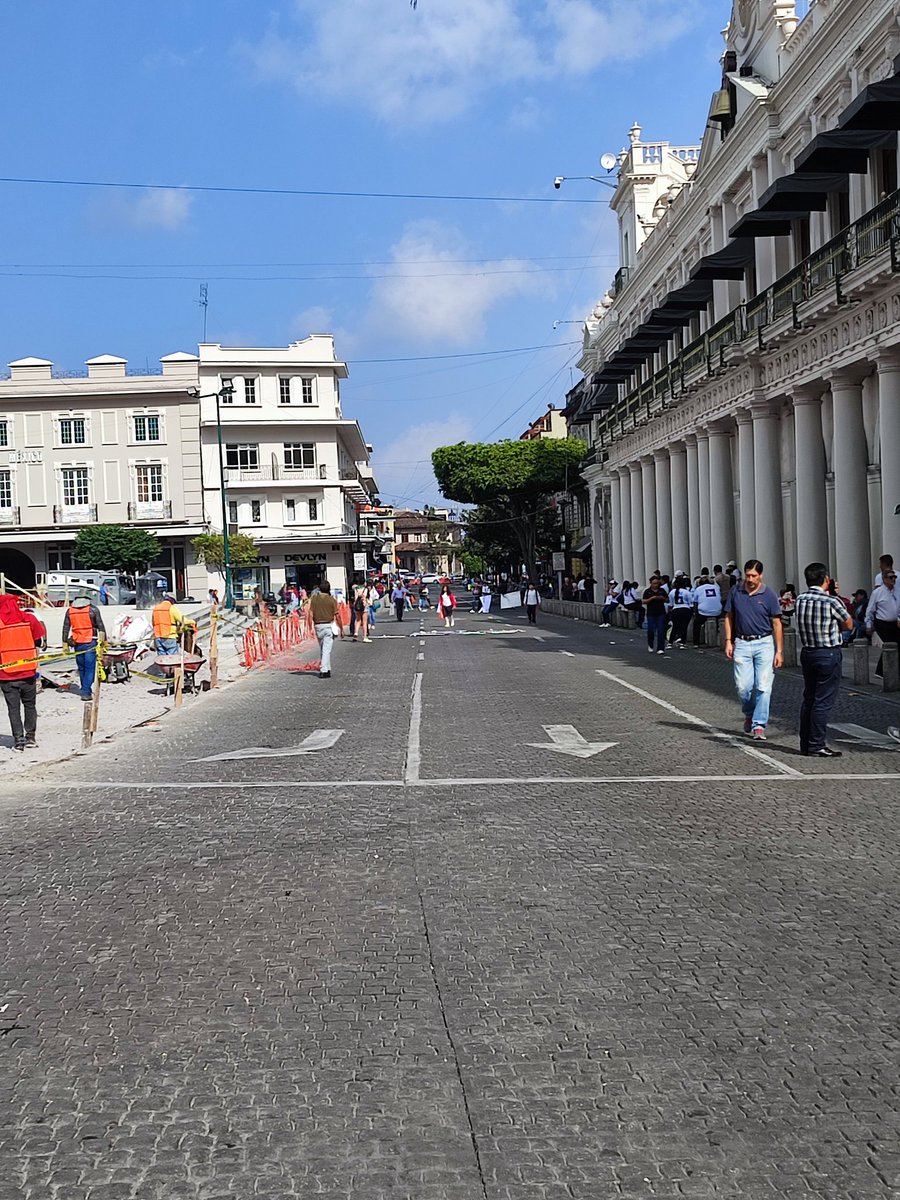 Y así sigue el bloqueo de Enriquez, frente a Palacio de Gobierno en #Xalapa
