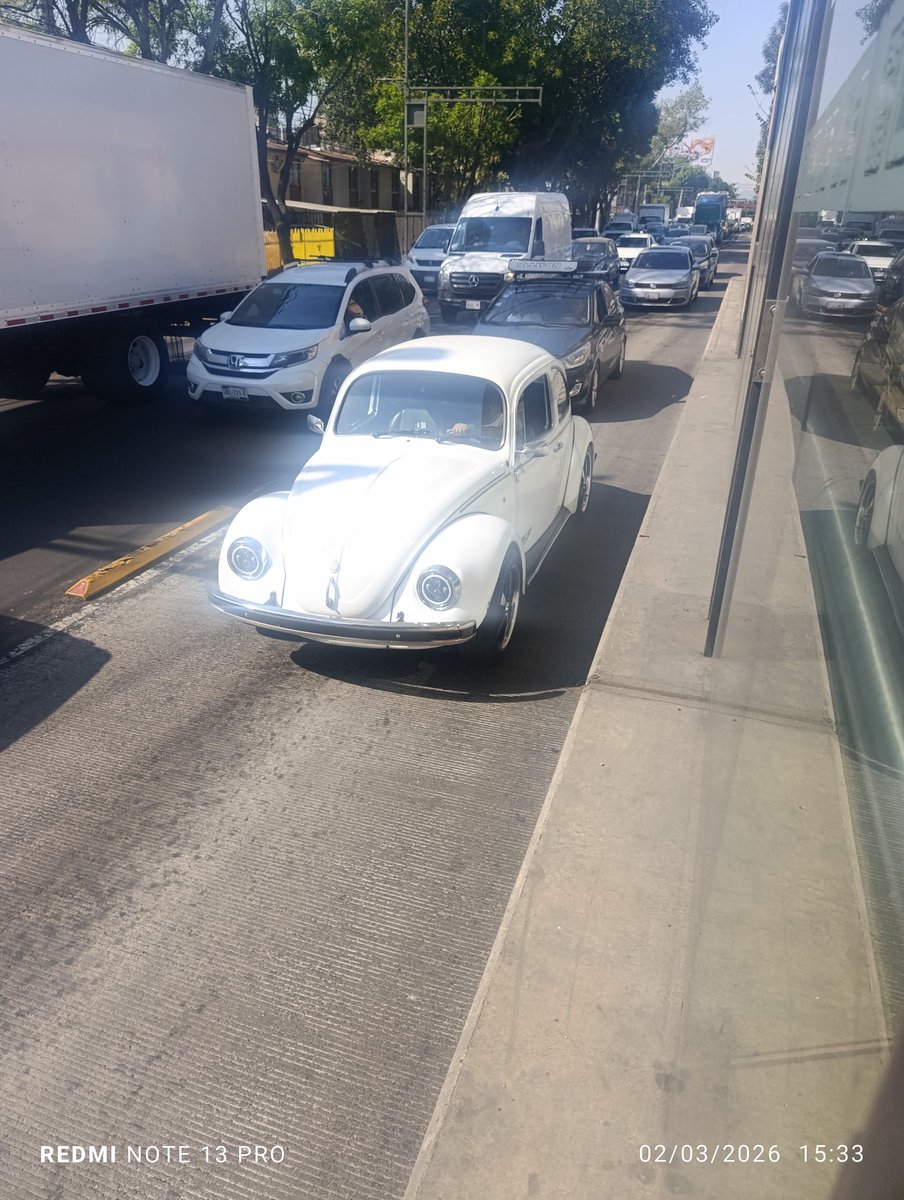 ManuelSnchezF12's tweet photo. @MetrobusCDMX @UCS_GCDMX
Vehículos en fila circulando por el carril del metrobus a la altura de la estación del metrobus "Metro Coyuya" e incluso vehículos sin placa. https://t.co/Qvl631kZgF