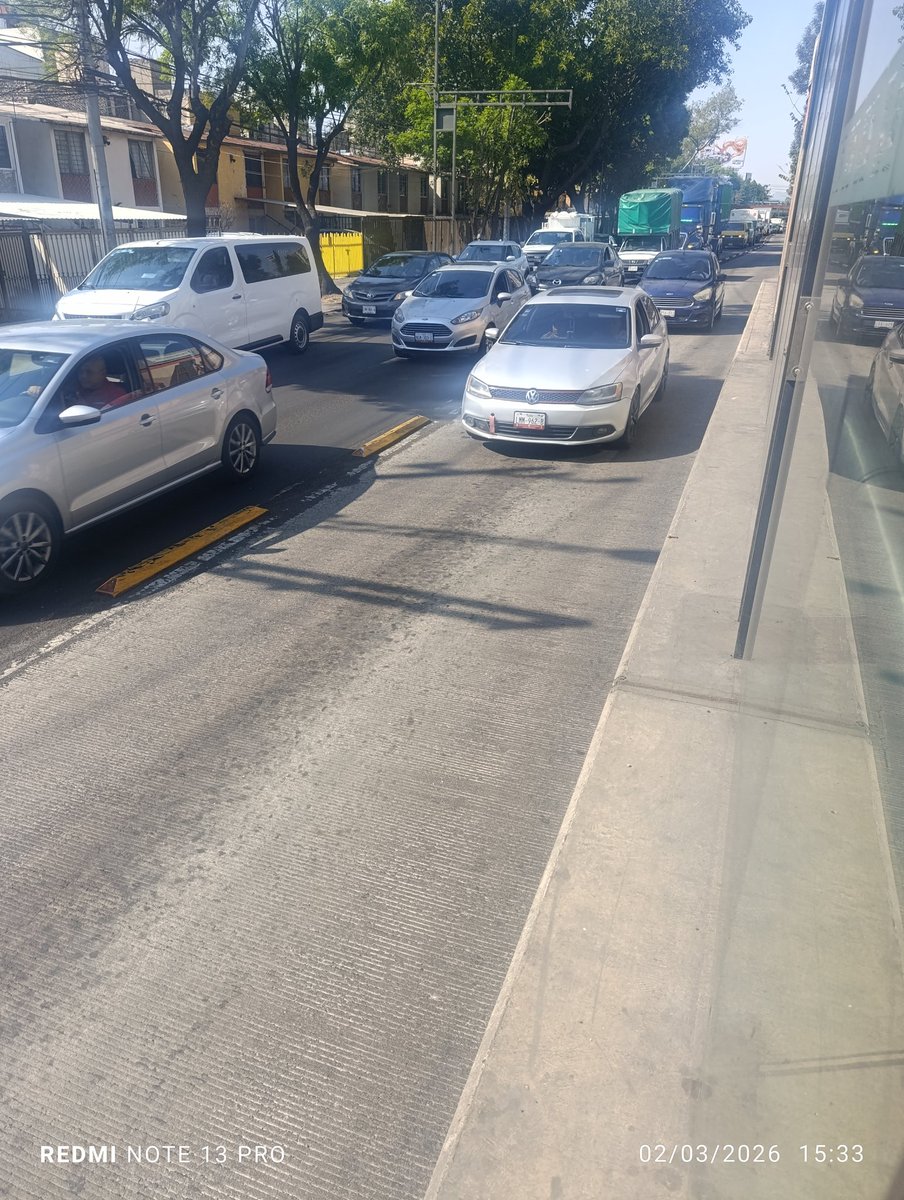 ManuelSnchezF12's tweet photo. @MetrobusCDMX @UCS_GCDMX
Vehículos en fila circulando por el carril del metrobus a la altura de la estación del metrobus "Metro Coyuya" e incluso vehículos sin placa. https://t.co/Qvl631kZgF