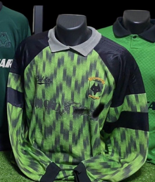 KeeperMatchworn's tweet photo. @SkyJohnnyP Great keeper shirt https://t.co/XU4Q5iJNAq
