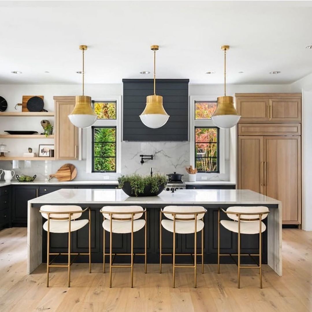 suheilyrealtor1's tweet image. Felicidad es una casa con una gran cocina! Esos gabinetes oscuros resaltan contra la hermosa pared de mármol claro!

#realestate #realestatelifestyle #househunting

📸 👉 IG: @theluxedesigner