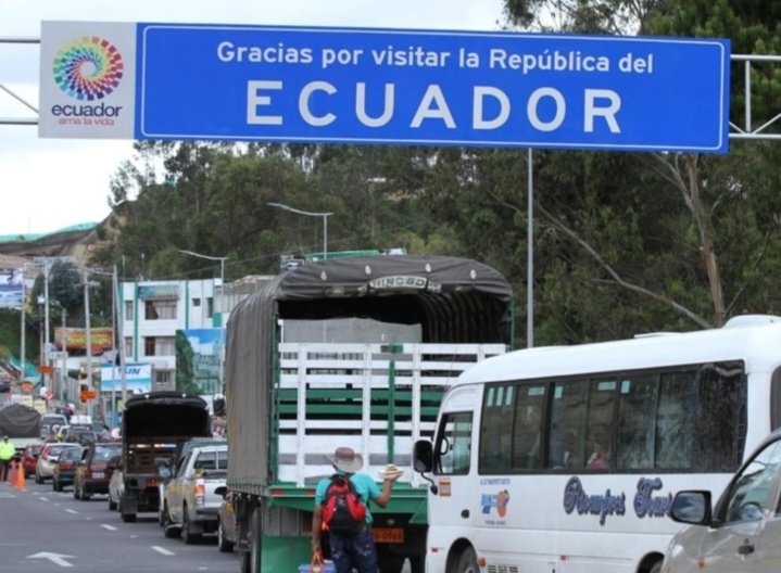 MagdaSanchez99's tweet photo. 🇪🇨 Ecuador sube al 50 % los aranceles a productos colombianos por seguridad fronteriza. Una medida que afecta a comerciantes y familias, recordándonos que el diálogo y la cooperación valen más que la confrontación. 🌍💭
#Ecuador #Colombia #Comercio #Aranceles #Reflexión https://t.co/2PBYwqW62n
